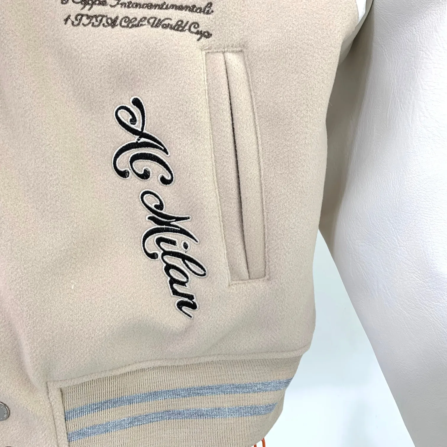 Top version OFF WHITE OW AC Milan co-branded heavily embroidered baseball uniforms for men and women couple stars in the same style jacket. The back is decorated with the Milan devil pattern with the Off-white logo. The entire piece of clothing is heavily embroidered and combined with hot rhinestone technology. All hot rhinestones are artificially embellished and are not pressed with templates. Manual work can ensure that the hot rhinestones will not fall off easily, and each diamond has been repeatedly hot stamped! The front buttons are all made from original molds, and custom-made buttons can ensure that they are consistent with the original ones. AC Milan's cooperation is OFF this time. Under the camera, De Cattrale almost uses the airport as a catwalk. Tonali and Leo are full of shots. Giroud returns to Stamford Bridge. As a Milan fan, I am really grateful that he chose AC Milan in the summer of 21. Although the running-in period was a bit distressing, the championship quality finally brought Milan the League Championship Gold Cup after 11 years. This heavy-duty piece of clothing is fully lined with down cotton to allow you to spend the entire winter with ease. When the World Cup is coming, when Milan meets Offwhite, and when champions meet fashion, what are you waiting for? Size: S-XL Color: Khaki P:700